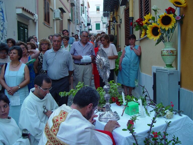 Ustica, processione Corpus Domini con sosta davanti agli altarini per ...