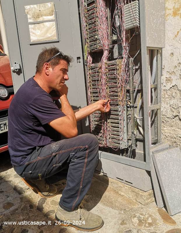 Giuseppe, il bravo tecnico giuntista della SIRTI sta installando i cavi in fibra ottica con lo scrupoloso controllo per la buona ricezione