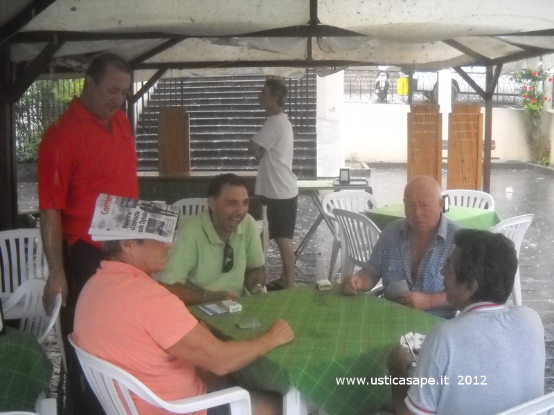 Ustica, partita di tressette nel palchetto 