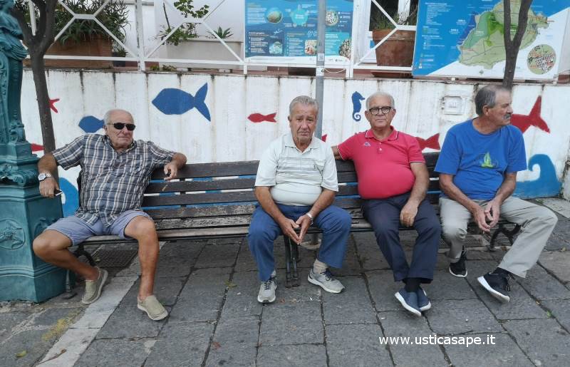 Ustica, la panchina degli anziani. Gli anziani ricordano e raccontano....