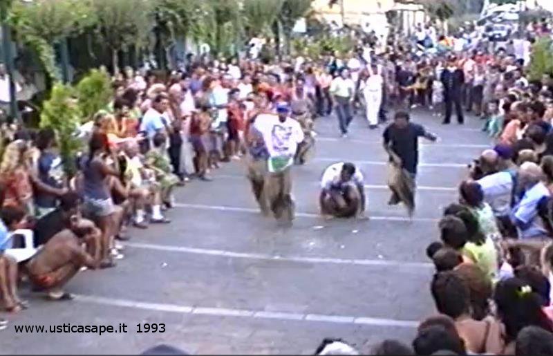 Ustica San Bartolo, corsa dei sacchi molto partecipata 1993