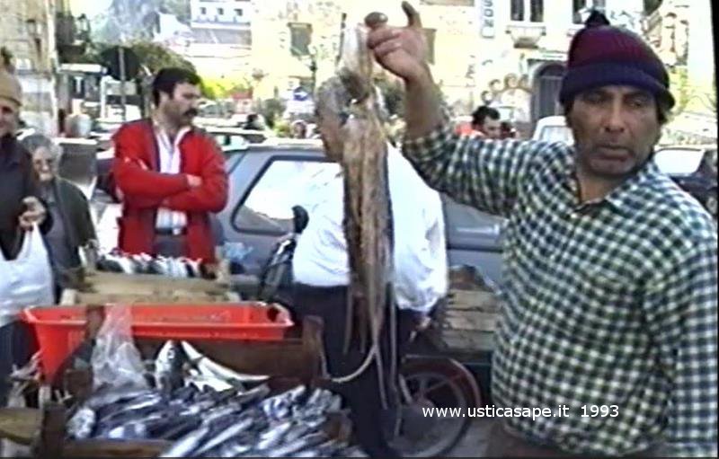 Ustica, mercato del pesce. Giovanni mostra un bel polpo - 1993