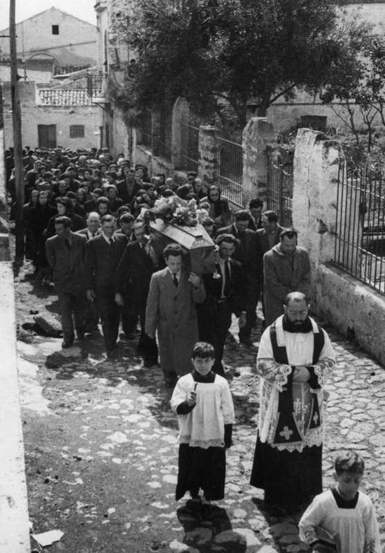 Ustica, Funerale molto partecipato trasporto della bara a spalla sino al Cimitero