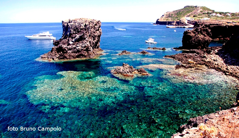 Ustica,  lo spettacolo dei Faraglioni 