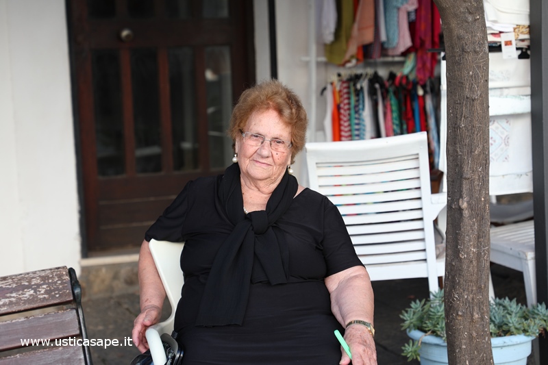 Anna si gode in piazza il meritato riposo dopo una lunga passeggiata 