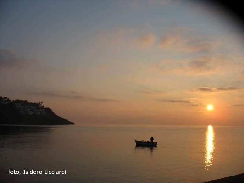 Ustica, alba con barca