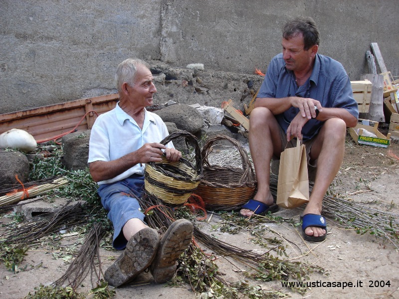 Ustica, Nonno Pasqualino spiega l'arte di intrecciare verghe e canne per costruire un paniere tramandata da generazioni 2004